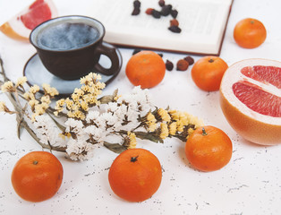 Breakfast with coffee. Mandarins and flowers.Завтрак с кофе. Мандарины и цветы