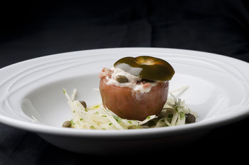 tomate relleno de atun y alcaparras