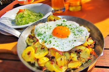 Gröstl mit Krautsalat