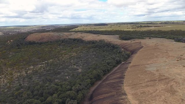 Luftaufnahme mit Blick über den Waverock in West-Australien mit absteigender Kamerafahrt
