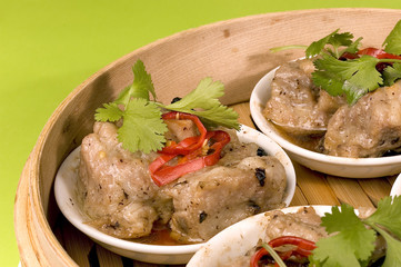 Costilla al vapor con judia negra