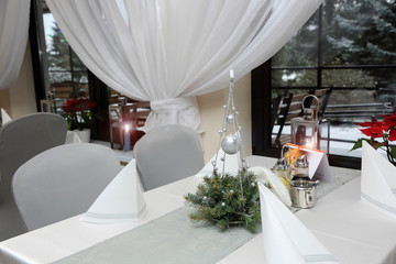 Stroik świąteczny na stole w restauracji zimą. - obrazy, fototapety, plakaty