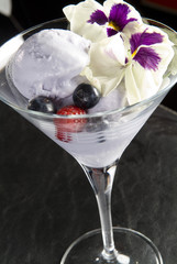 Helado de veletas con frutos del rojos