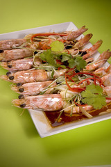 Langostinos al vapor con cebolleta verde