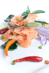 Salmon crudo picante con verduras 