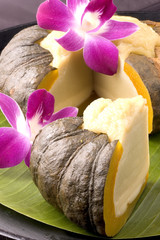  Sangkaya fak thong, es un postre de Camboya que se elabora con Calabaza  y crema de coco.​ Una...