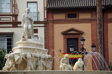 Brunnen Fuente de Híspalis auf dem Platz Puerta de Jerez