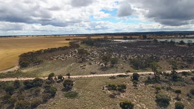 Drohnenflug im Grenzbereich zwischen landwirtschaftlich genutzter Fläche und Outback in West-Australien