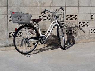 Fototapeta na wymiar a bicycle by a wall