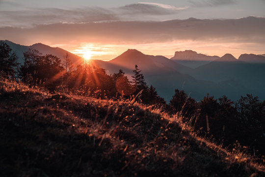 Sonnenaufgang mit Sonnenstrahlen in den Chiemgauer Alpen