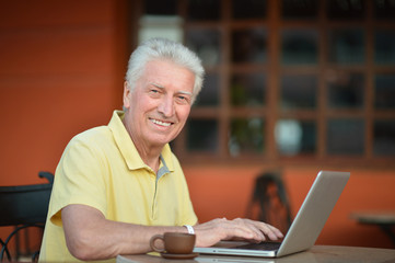 Fototapeta na wymiar senior man using laptop 