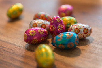Verschiedene farbig verpackte Schokoladeneier