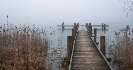 Naklejka premium Steg am Pfäffikersee bei Nebel