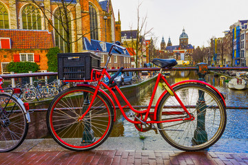 Fototapeta premium Najbardziej znane kanały i nasypy miasta Amsterdam podczas zachodu słońca.