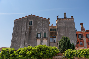 Fototapeta premium VENICE, ITALY – MAY 23, 2017: Traditional beautiful venetian houses in a sunny summer day.