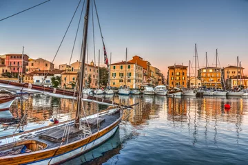 Foto auf Acrylglas Antireflex Tor Boote im Hafen von La Maddalena bei Sonnenuntergang