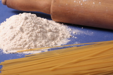 massas em fundo azul