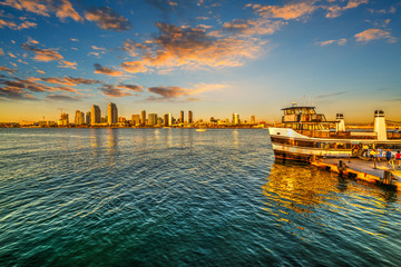 Ferry boat in San Diego at sunset - obrazy, fototapety, plakaty