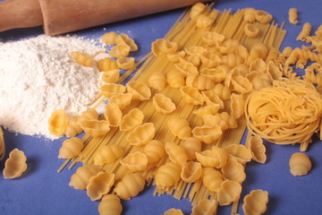 massas em fundo azul