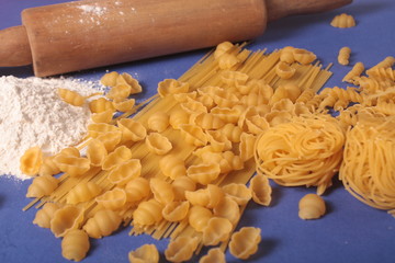 massas em fundo azul