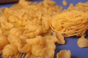 massas em fundo azul