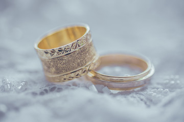 Obraz na płótnie Canvas Close-up of wedding rings against a bright background