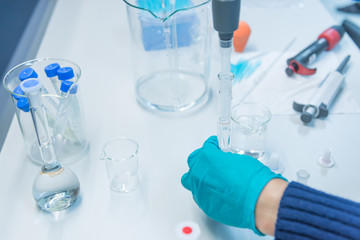 The scientists injected chemicals into plastic tubes,Scientist mix chemicals with The shake machine Before the experiment.Mixture laced with samples into test tubes,prepare sample for test