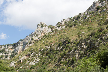 Fototapeta na wymiar Paesaggio sulla sponda sinistra verso i laghetti, Riserva Naturale Orientata Cavagrande del Cassibile