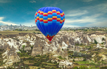 Obraz premium Hot Air balloons flying over Mountains landscape sunset Volcanic rocks, Cappadocia, Anatolia, Turkey.