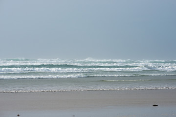vagues sur la plage de la torche en bretagne
