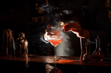 Fototapeten Barkeeper zündet einen süßen Cocktail in Bocal . an © fesenko