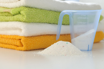 Washing powder for colored fabric