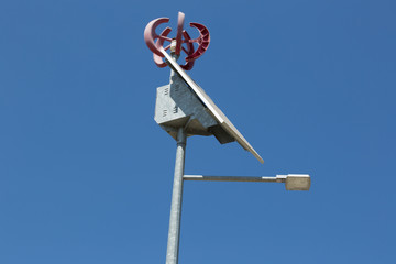 Sunlight and wind powered street lamp; Lampada di via con l'elettricità fotovoltaica ed eolica 