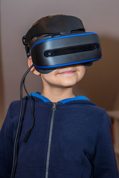 Kind spielt mit Virtual Reality Datenbrille