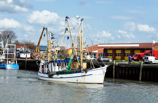 Krabbenkutter im Kutterhafen von Büsum in Schleswig-Holstein, Küstenfischerei an der Nordseeküste