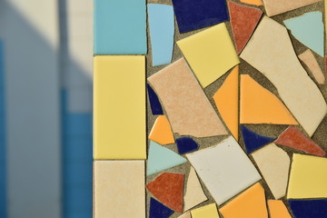 Bunte Mosaikfliesen auf einer Säule an der adriatischen Küste
