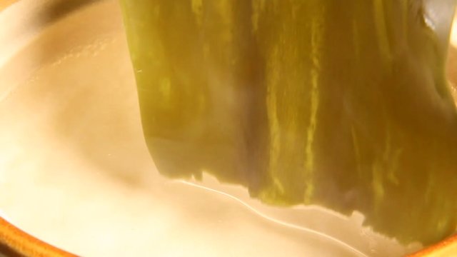 鍋からだし昆布をとり出す