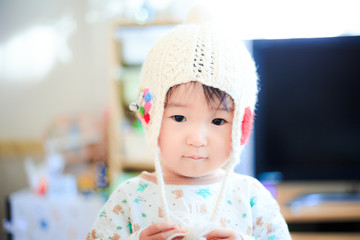 毛糸の帽子を被ったかわいい子供