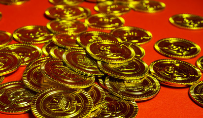 散らばったお宝　金貨、海賊の金貨、金のコイン