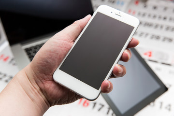 カレンダー・スマートフォンを持つ男性