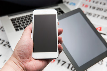 カレンダー・スマートフォンを持つ男性