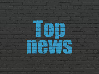 Obraz premium News concept: Painted blue text Top News on Black Brick wall background