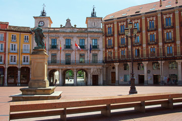 Rathausplatz mit Denkmal in Burgos Kastillien