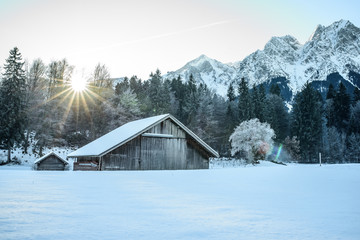 Sonnenaufgang im winterlichen Garmisch nähe Zugspitze