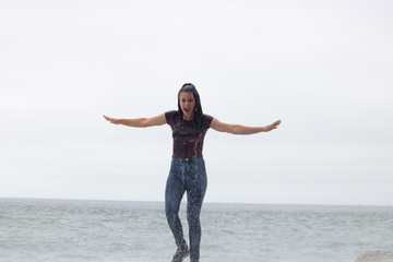 Obraz premium San francisco beach waves water and fun you must visit during your vacation in America teen girl gets wet by the waves