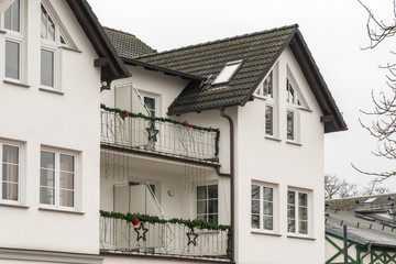 Fenster in einer weißen Fassade eines Hauses