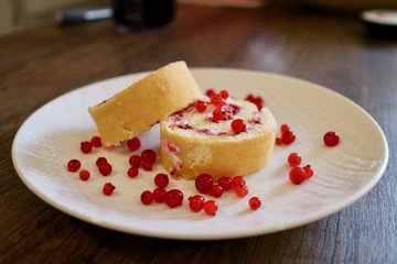 Biskuitrolle mit roten Johannisbeeren