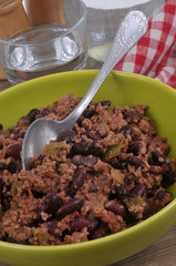 Assiette de chili con carne avec une cuillère