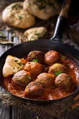 Délicieux kofta indien végétarien et sa sauce à la tomate et lait de coco