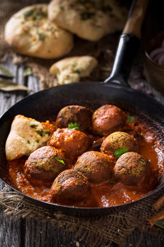 D&eacute;licieux kofta indien v&eacute;g&eacute;tarien et sa sauce &agrave; la tomate et lait de coco